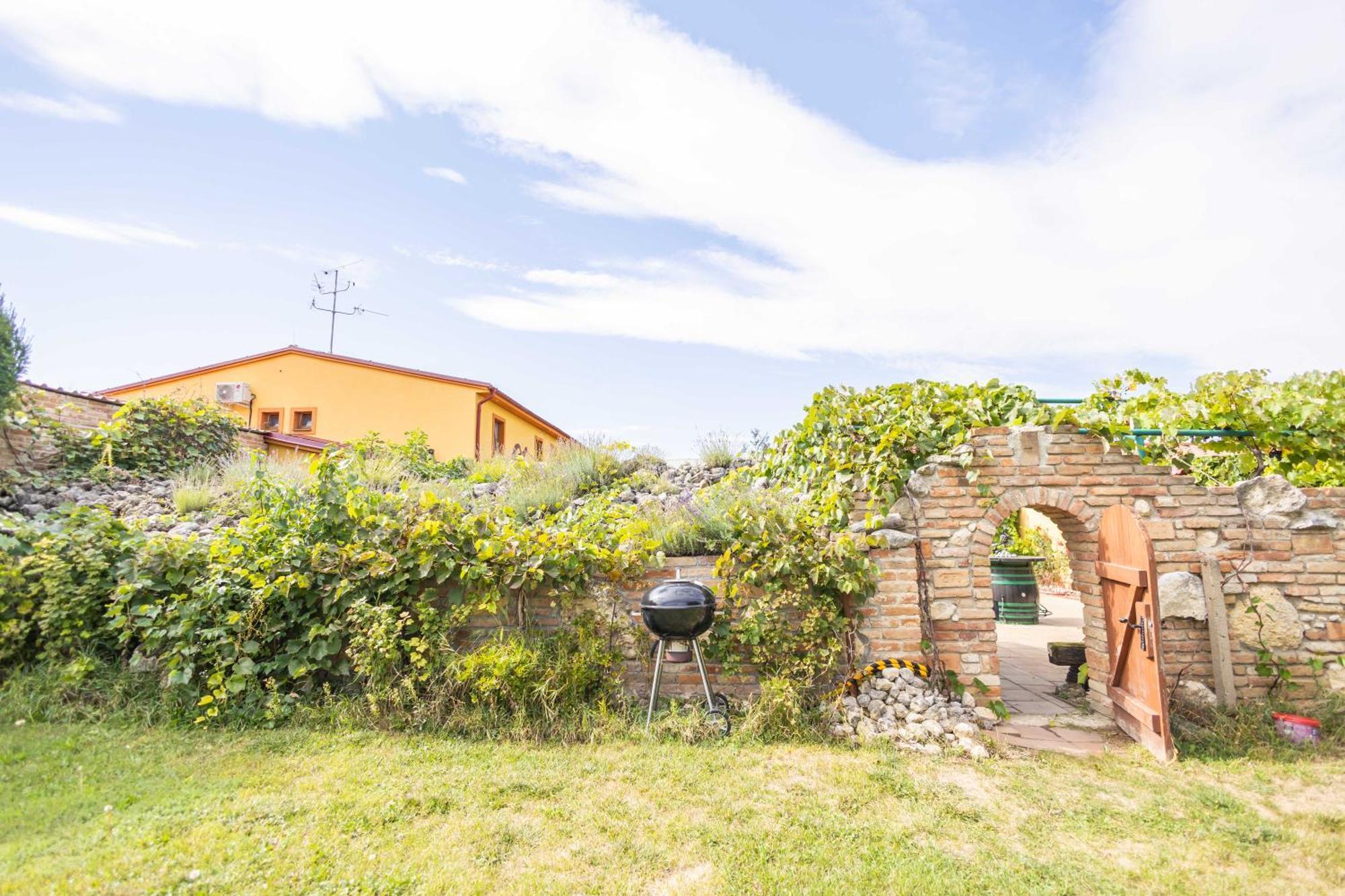 Penzion Moravska Oaza Valtice Exterior foto